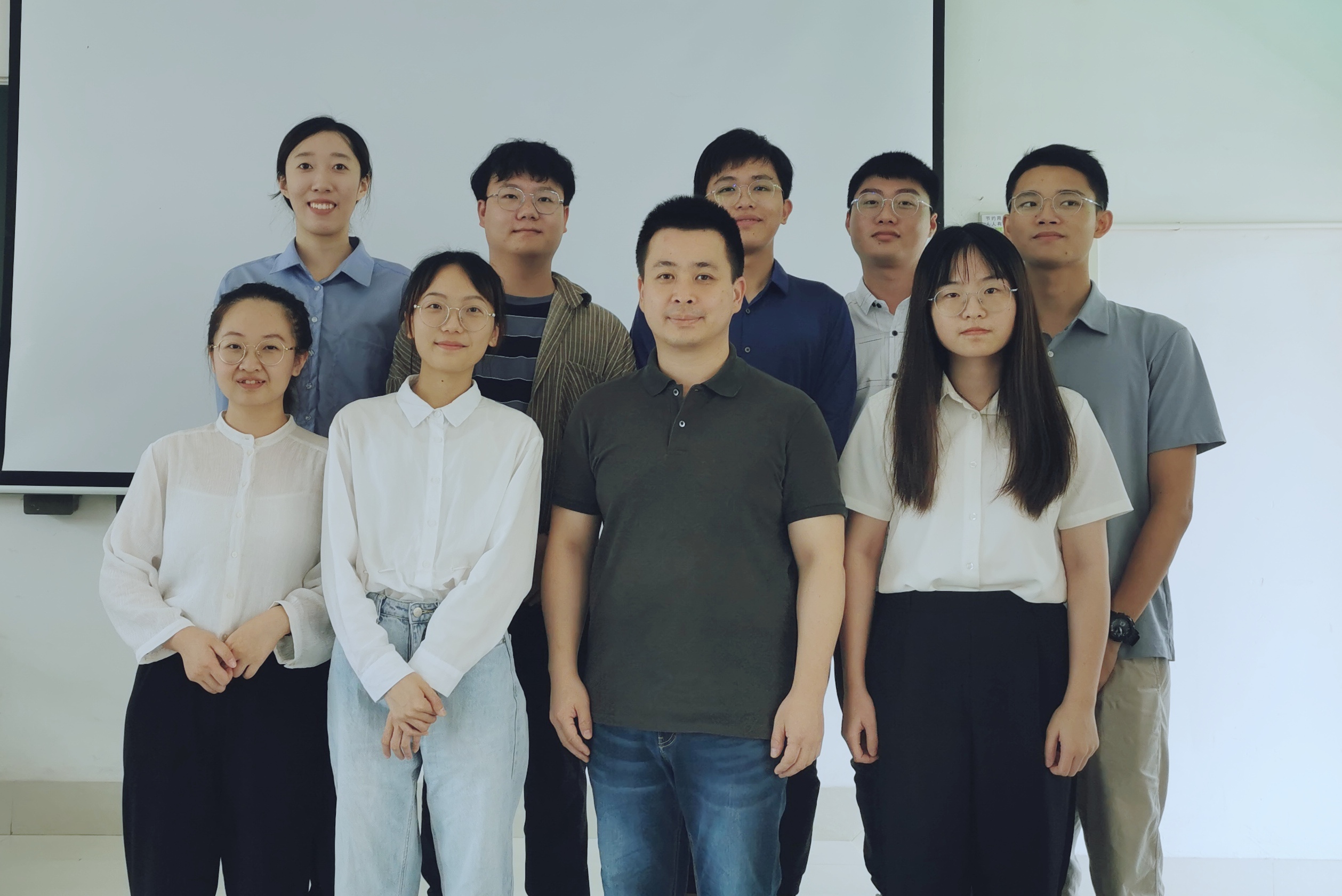 与部分学生合影,2021年6月3日